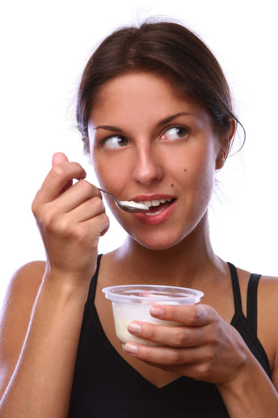 Frau trinkt einen probiotischen Joghurt